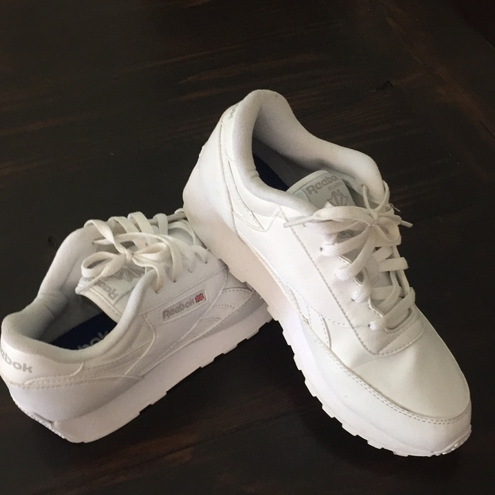 Women's Reebok classic white sneaker size 8.5
